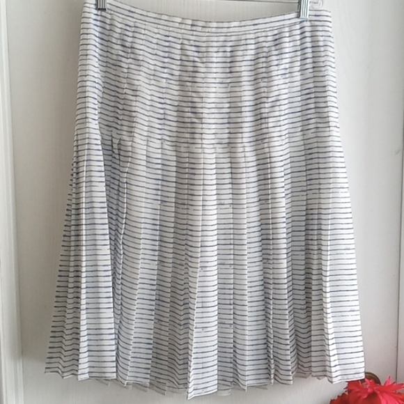 Vince ⭐️ Host Pick ⭐️ White/ Blue Pleated Skirt - Picture 9 of 10